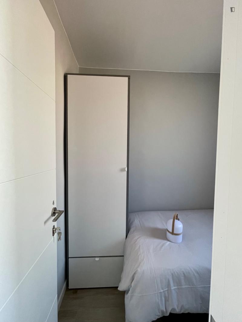 Furnished room in a 4-person shared flat in L'Hospitalet · 3