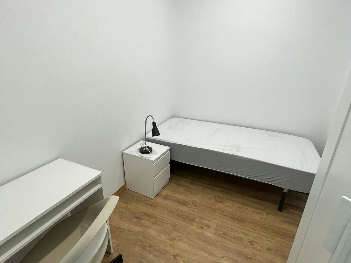 Furnished room in a 14-person shared flat in Sarrià–Sant Gervasi · 3