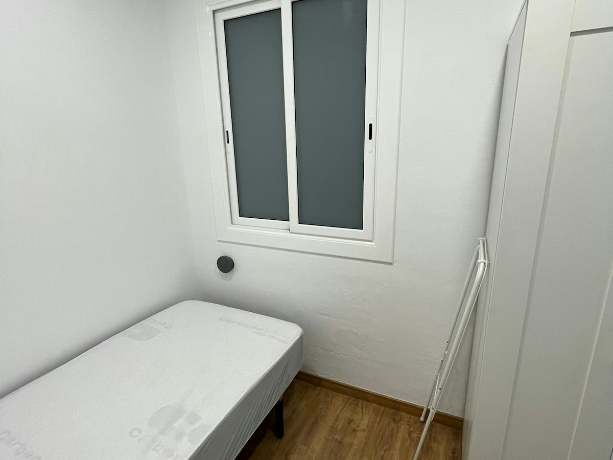 Furnished room in a 14-person shared flat in Sarrià–Sant Gervasi · 4