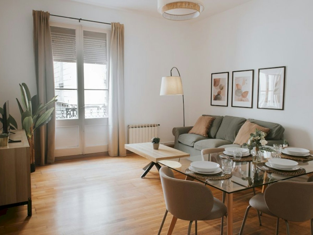 Furnished room in a 5-person shared flat in Ciutat Vella · 2