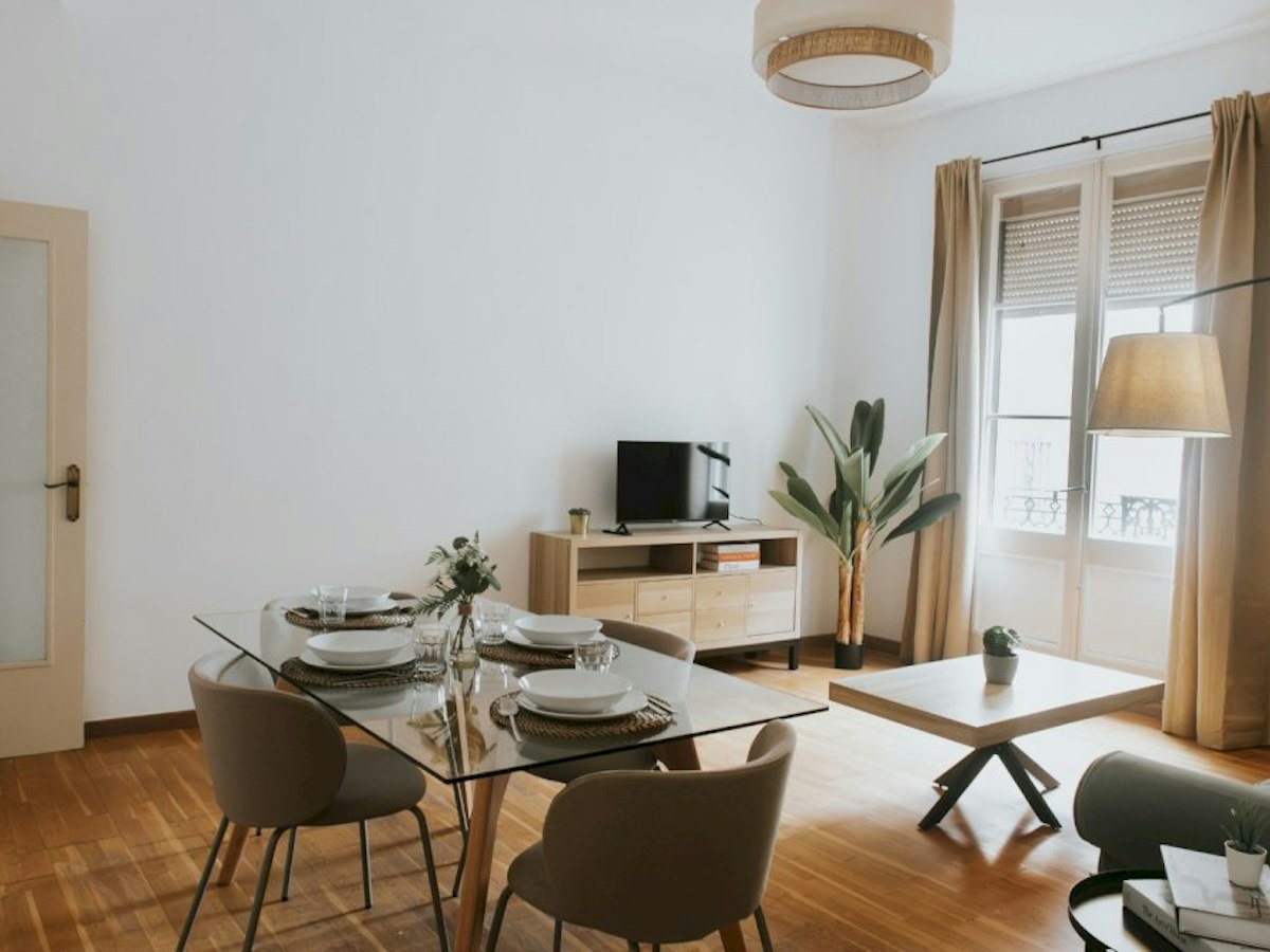 Furnished room in a 5-person shared flat in Ciutat Vella · 3