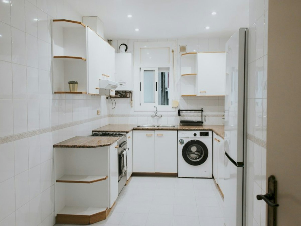 Furnished room in a 5-person shared flat in Ciutat Vella · 4