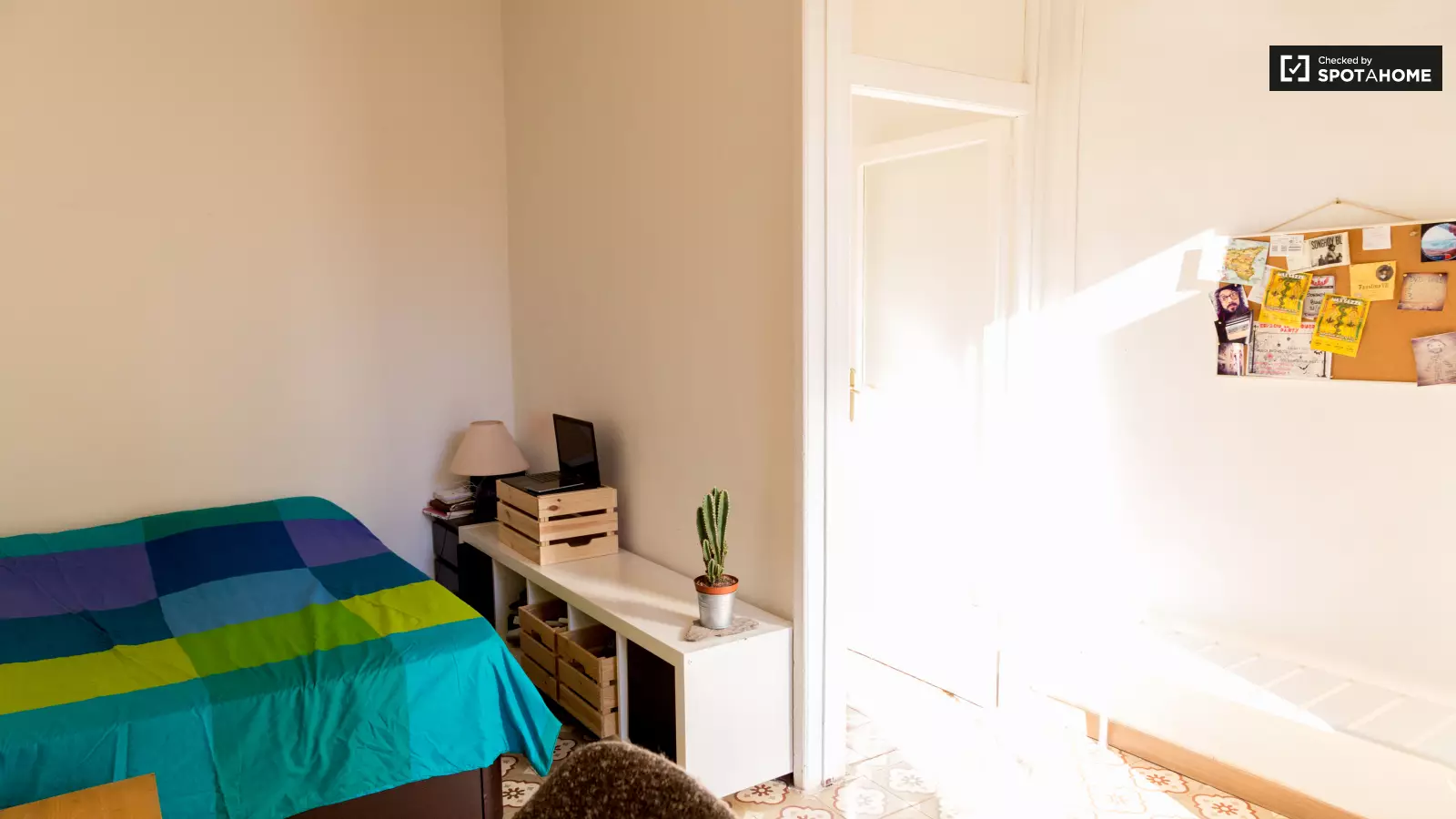 Furnished room in a shared flat in Eixample · 2