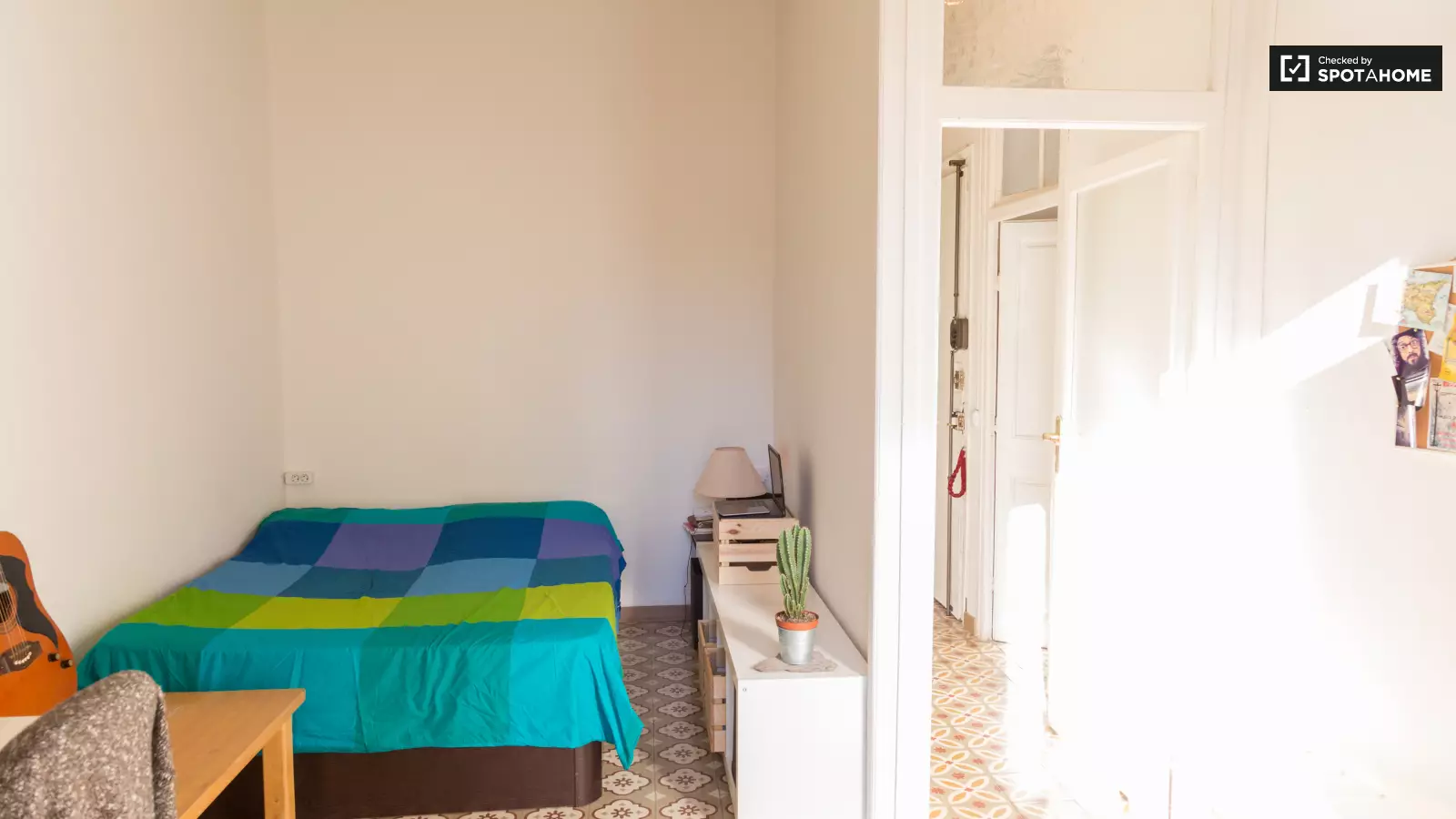 Furnished room in a shared flat in Eixample · 3