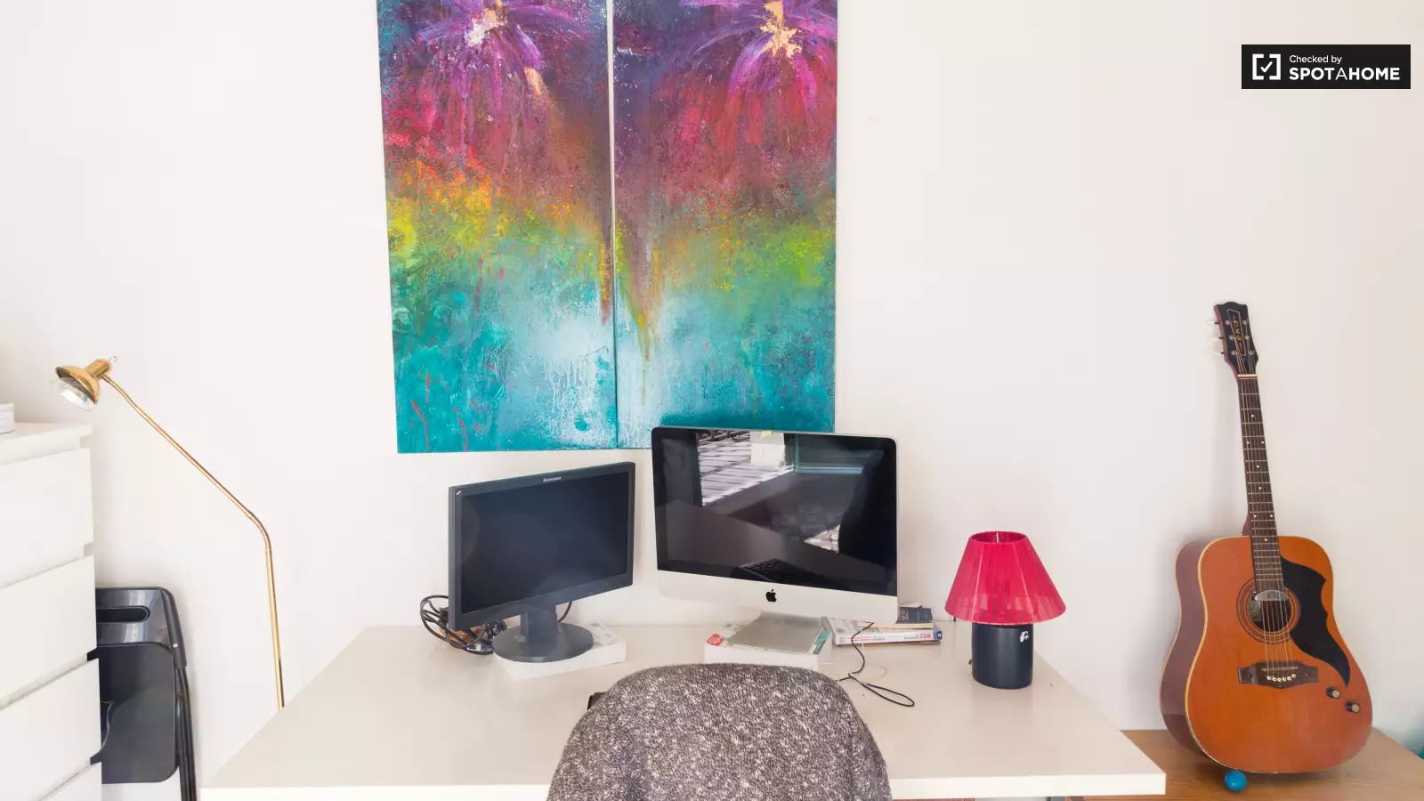 Furnished room in a shared flat in Eixample · 4