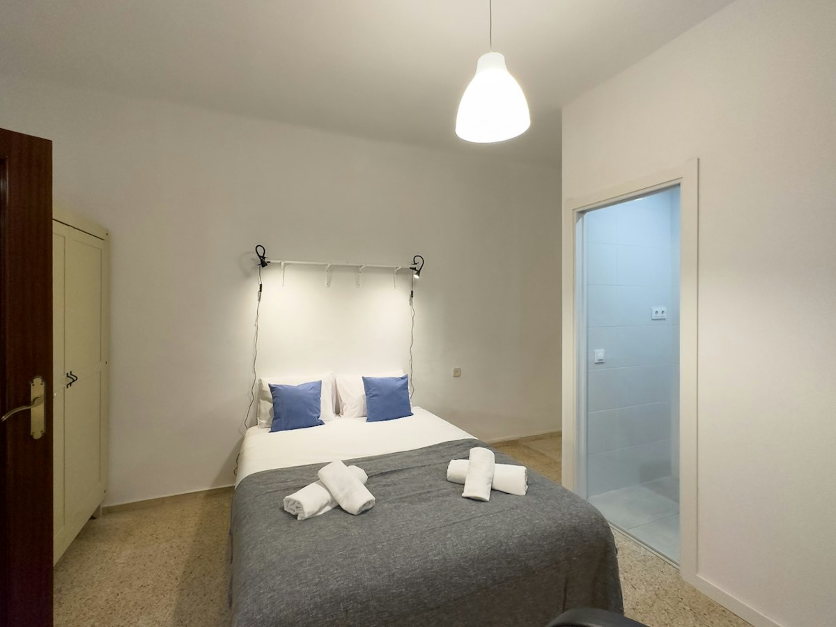 Furnished room in a 9-person shared flat in Eixample · 2