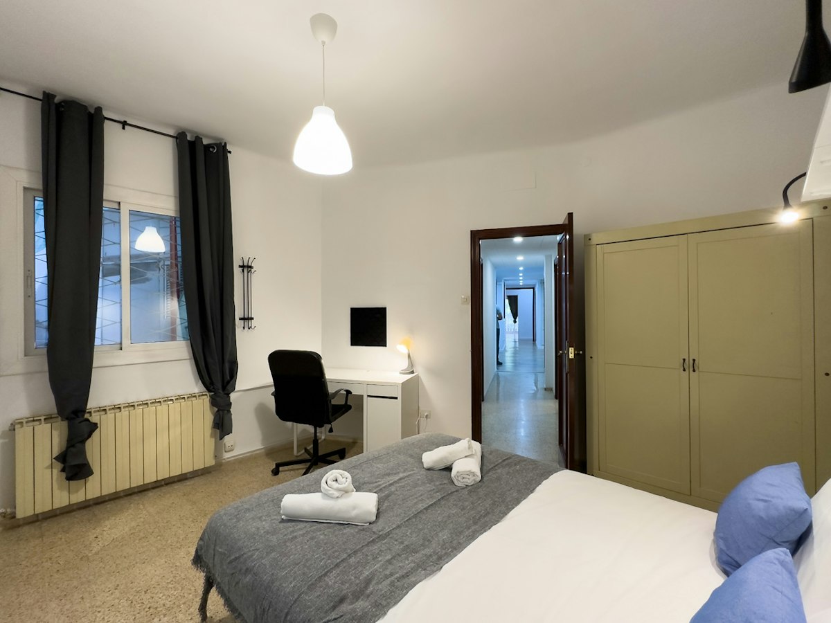 Furnished room in a 9-person shared flat in Eixample · 3