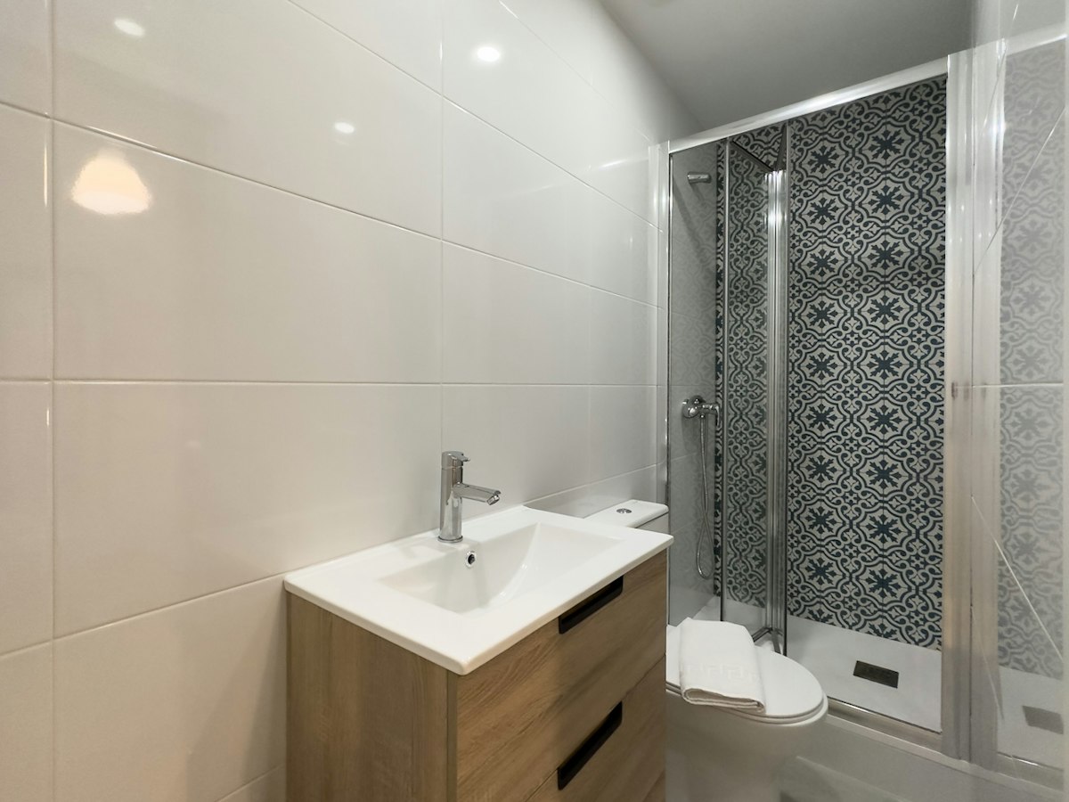 Furnished room in a 9-person shared flat in Eixample · 4