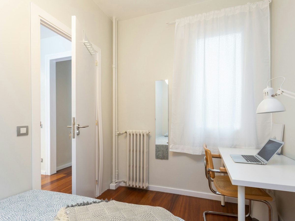 Habitación amueblada en piso compartido de 6 personas en Eixample · 2