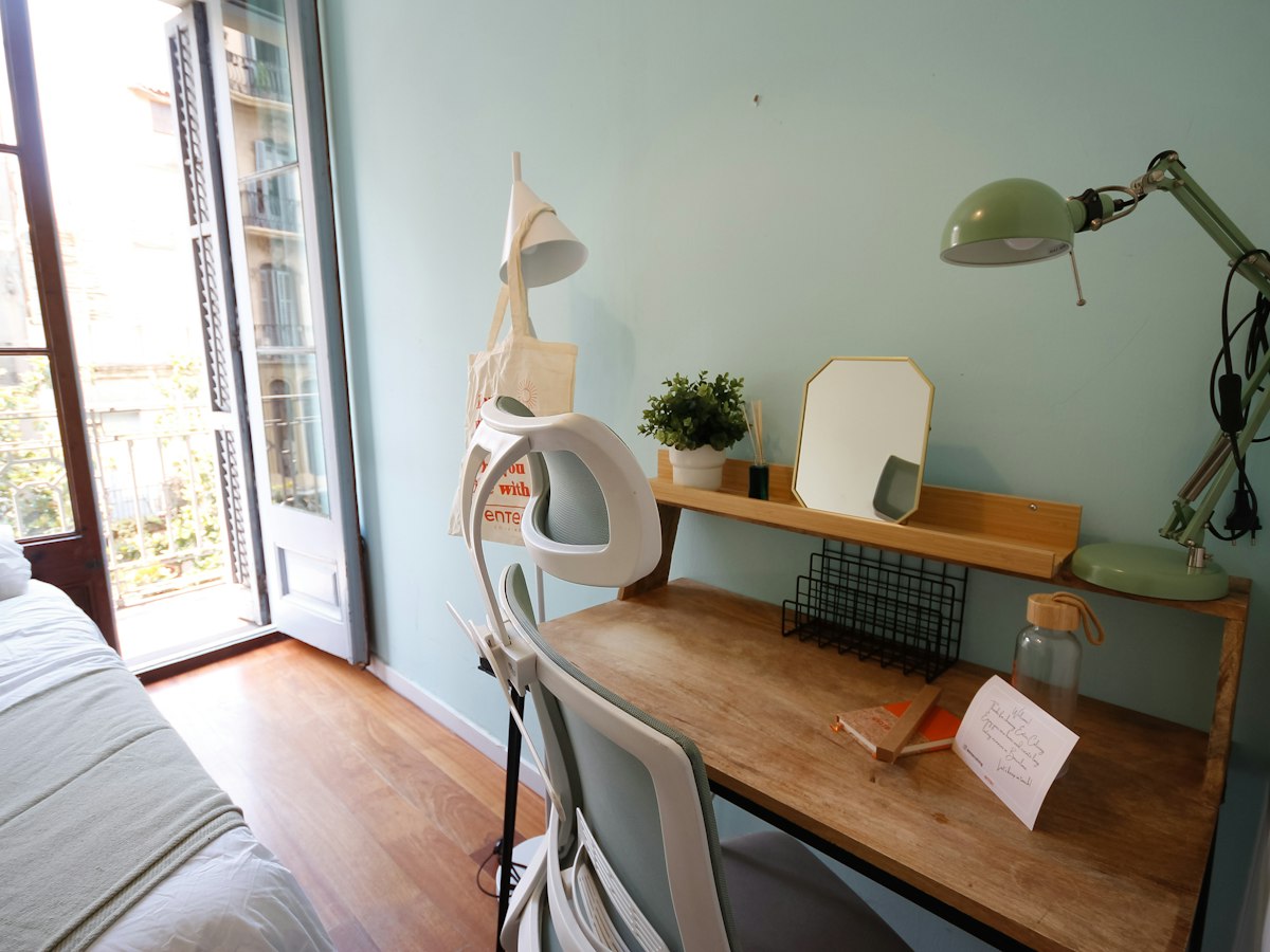 Furnished room in a 5-person shared flat in Gràcia · 2