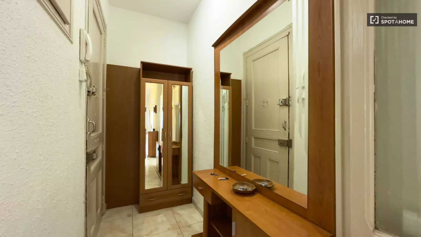 Furnished 4-bedroom flat in Eixample, 75 m² · 3