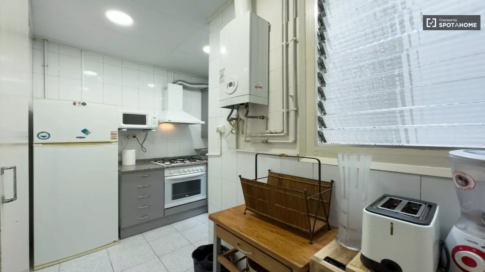 Furnished 4-bedroom flat in Eixample, 75 m² · 4