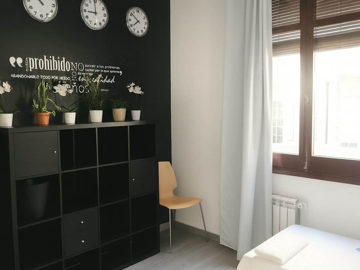 Furnished room in a 10-person shared flat in Ciutat Vella · 3