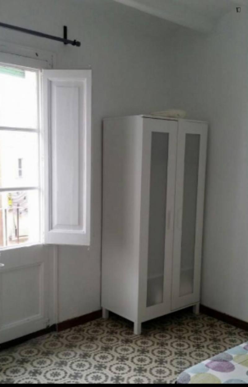 Furnished room in a 3-person shared flat in Ciutat Vella · 3