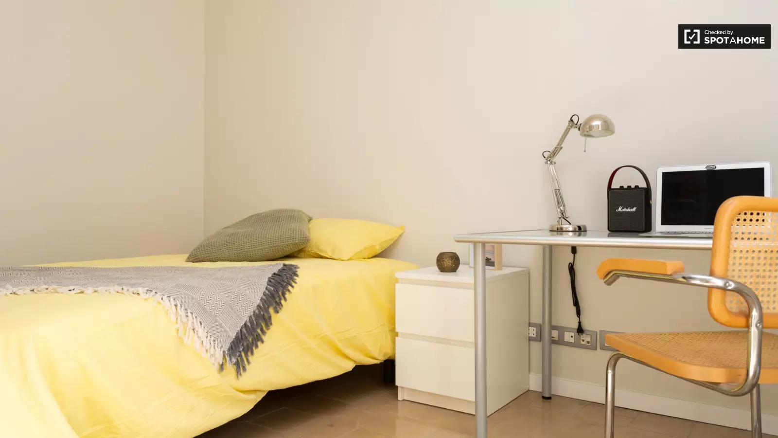 Furnished room in a 6-person shared flat in Gràcia · 2