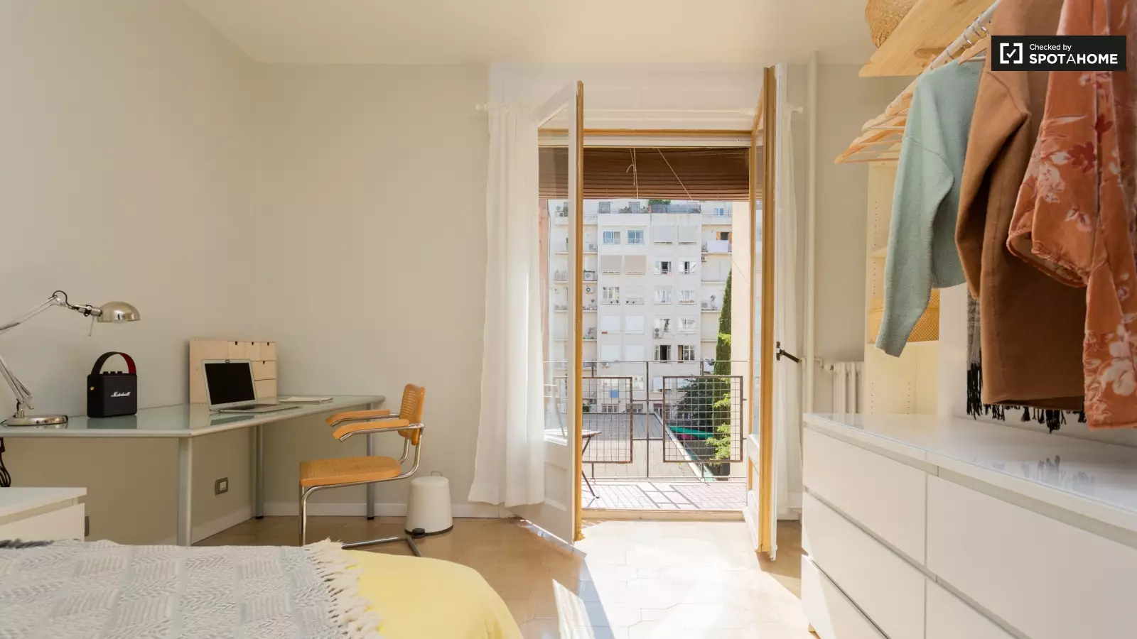 Furnished room in a 6-person shared flat in Gràcia · 3