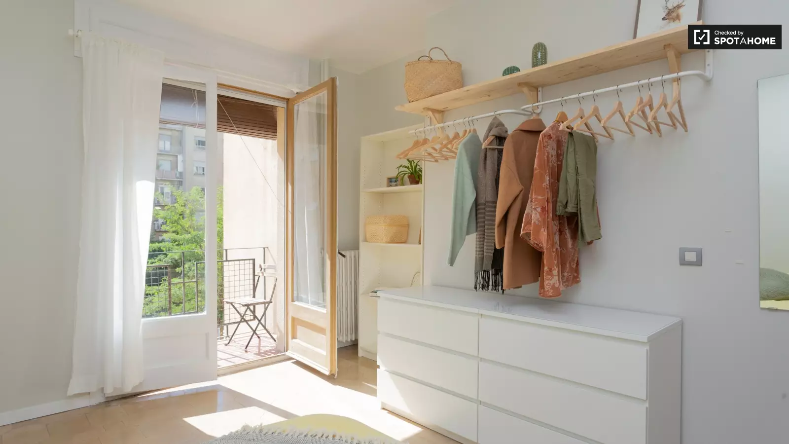Furnished room in a 6-person shared flat in Gràcia · 4