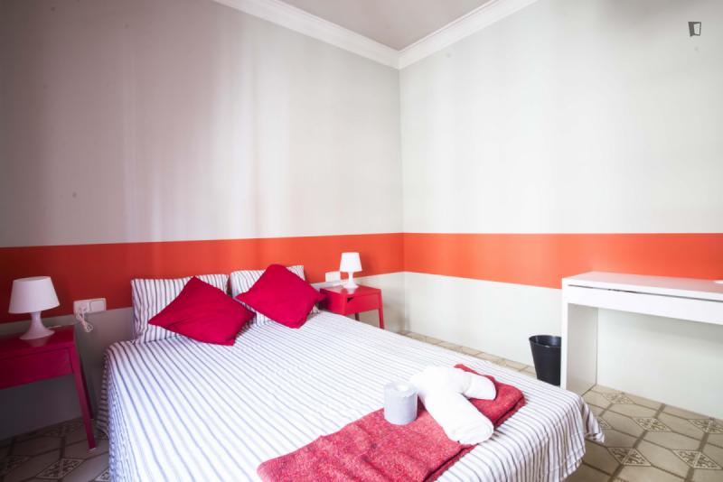 Habitación amueblada en piso compartido de 8 personas en Sarrià–Sant Gervasi · 3