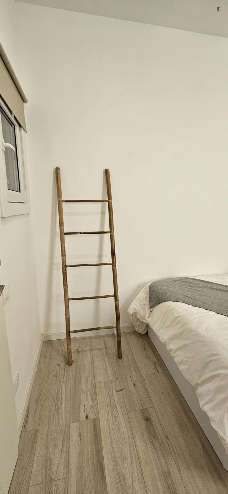 Habitación amueblada en piso compartido de 9 personas en Eixample · 3