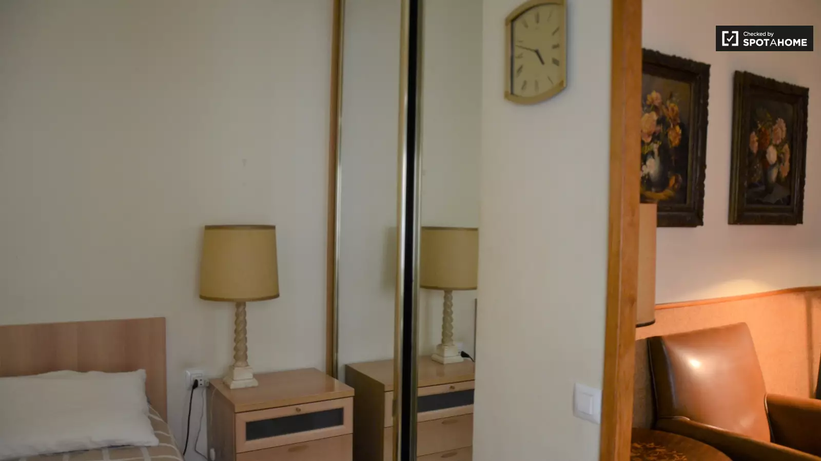 Furnished room in a 2-person shared flat in Eixample · 2