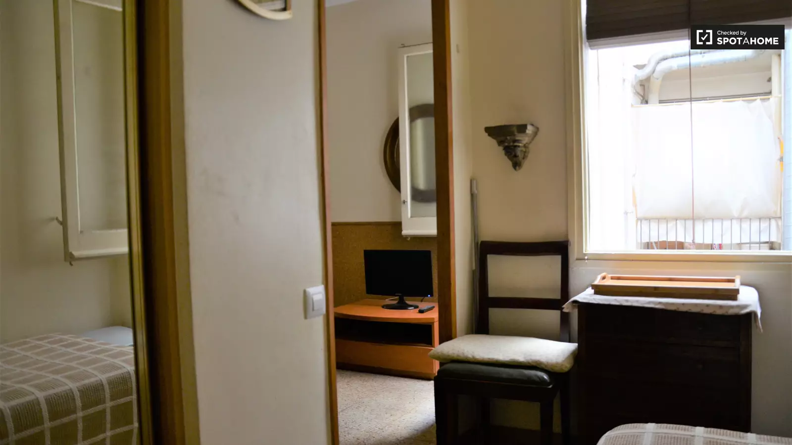 Furnished room in a 2-person shared flat in Eixample · 3