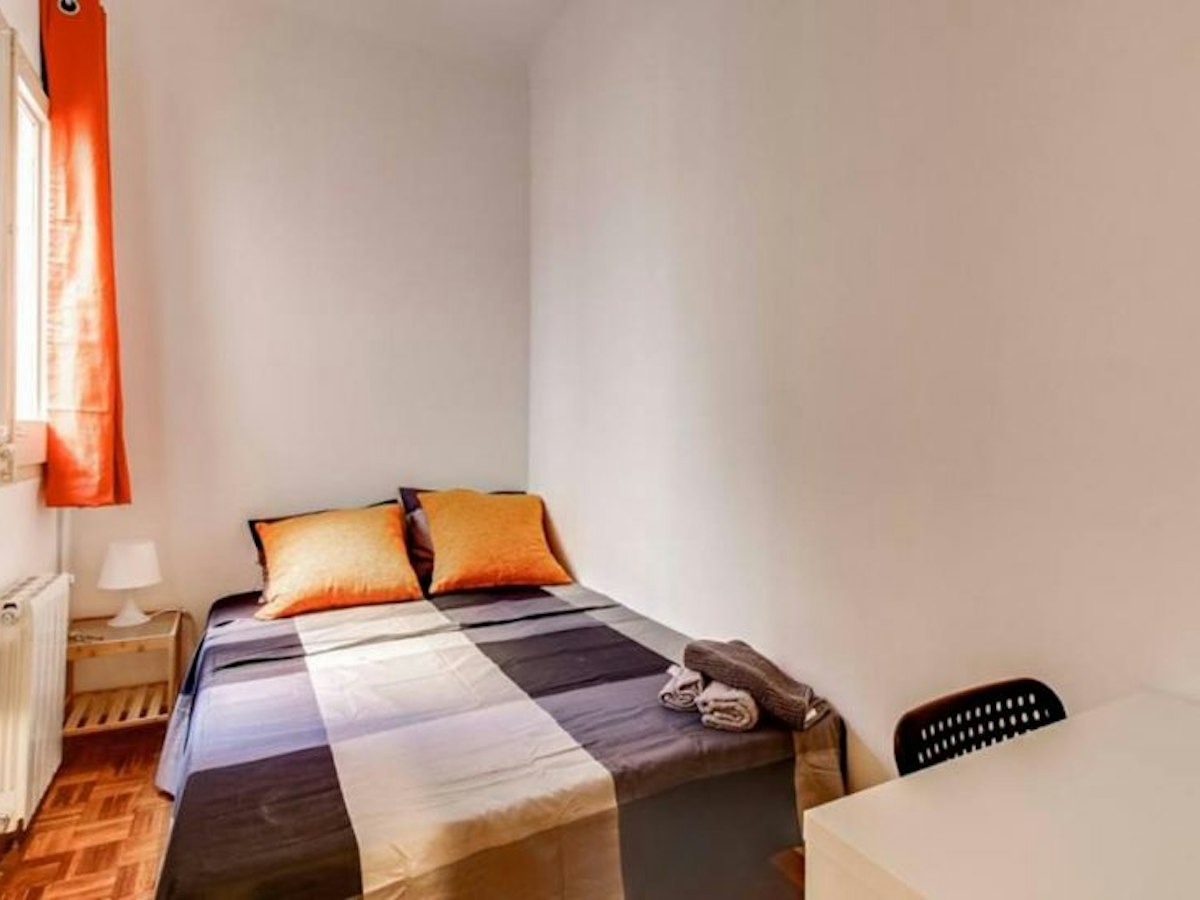 Habitación amueblada en piso compartido de 11 personas en Eixample · 2