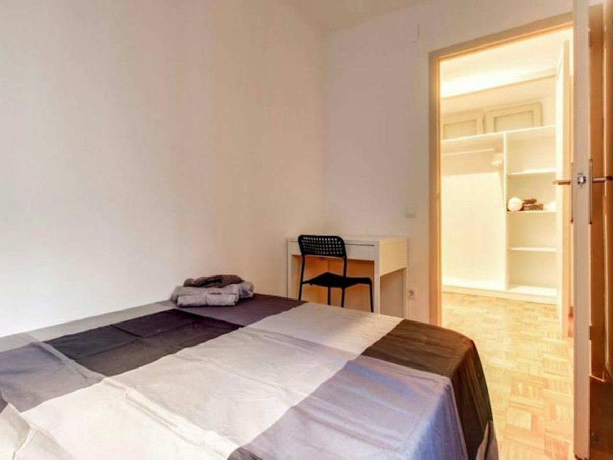 Habitación amueblada en piso compartido de 11 personas en Eixample · 3