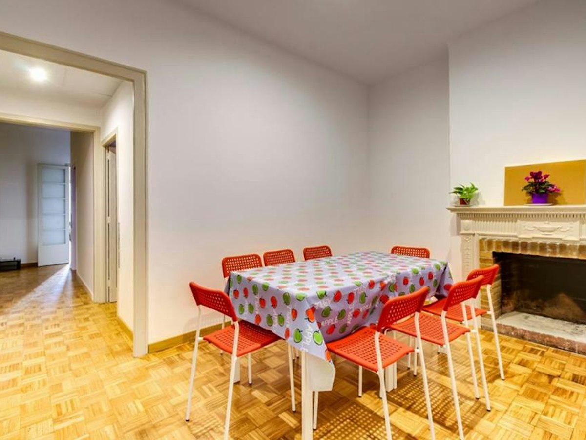 Habitación amueblada en piso compartido de 11 personas en Eixample · 4