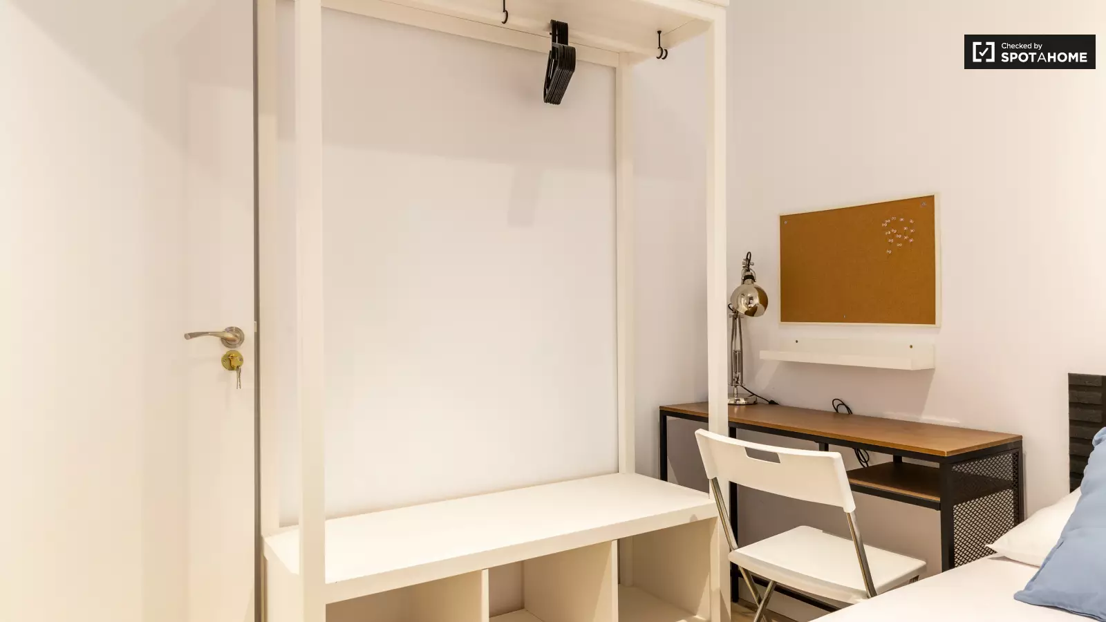 Furnished room in a shared flat in L'Hospitalet · 3