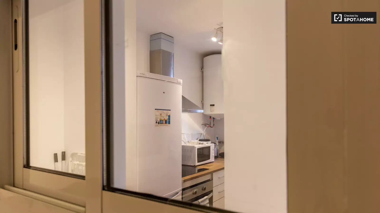 Furnished room in a shared flat in L'Hospitalet · 4