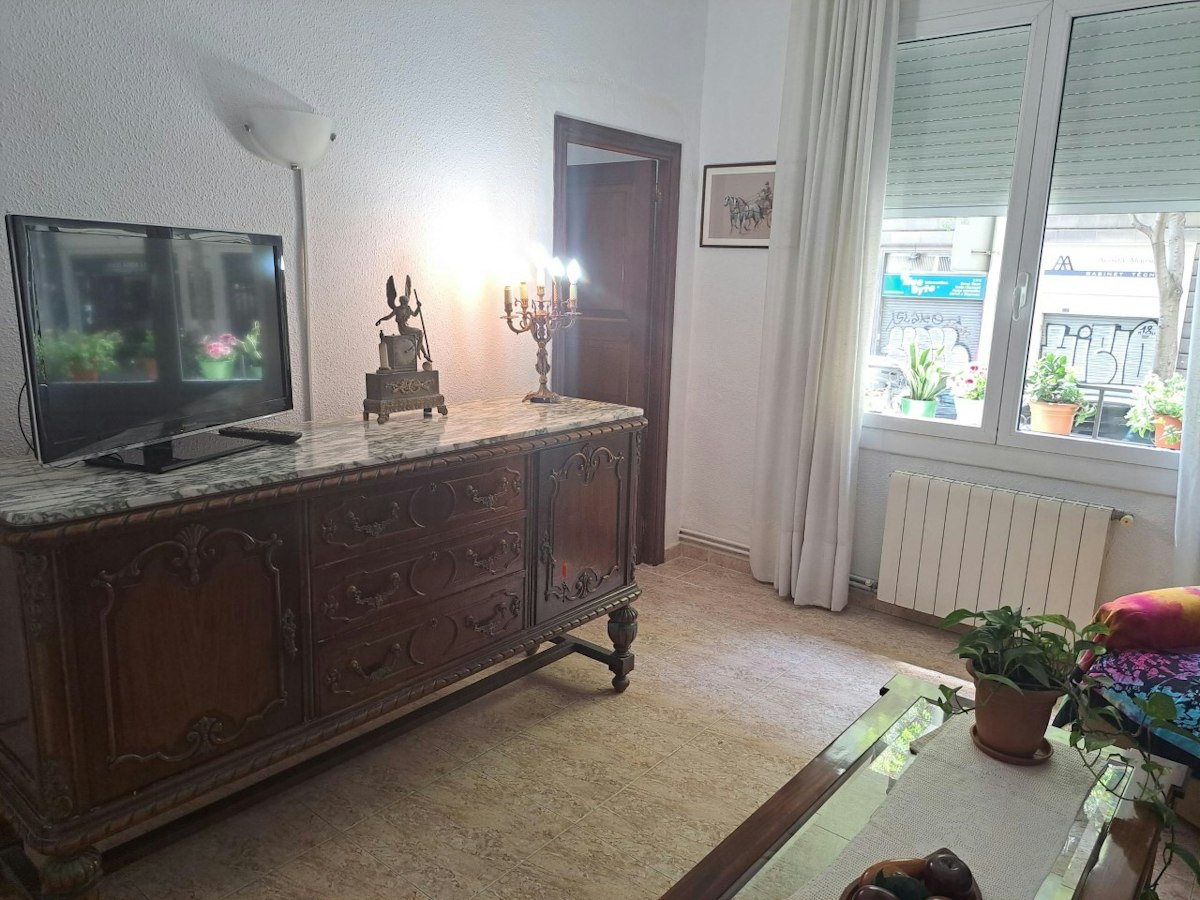Habitación amueblada en piso compartido de 6 personas en Eixample · 3