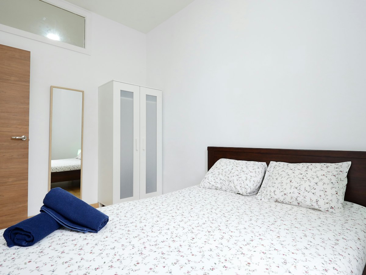 Habitación amueblada en piso compartido de 4 personas en Ciutat Vella · 3