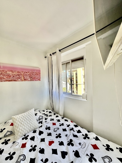 Room in a 6-person shared flat in Sant Martí · 2