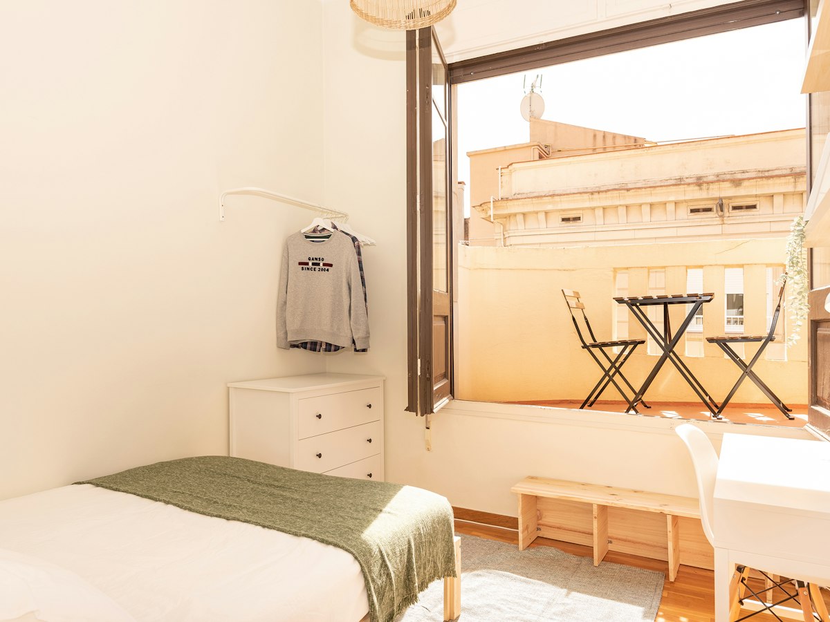 Habitación amueblada en piso compartido de 7 personas en Sarrià–Sant Gervasi · 2