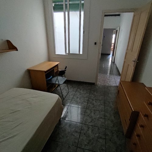 Room in a 3-person shared flat in Gràcia · 2