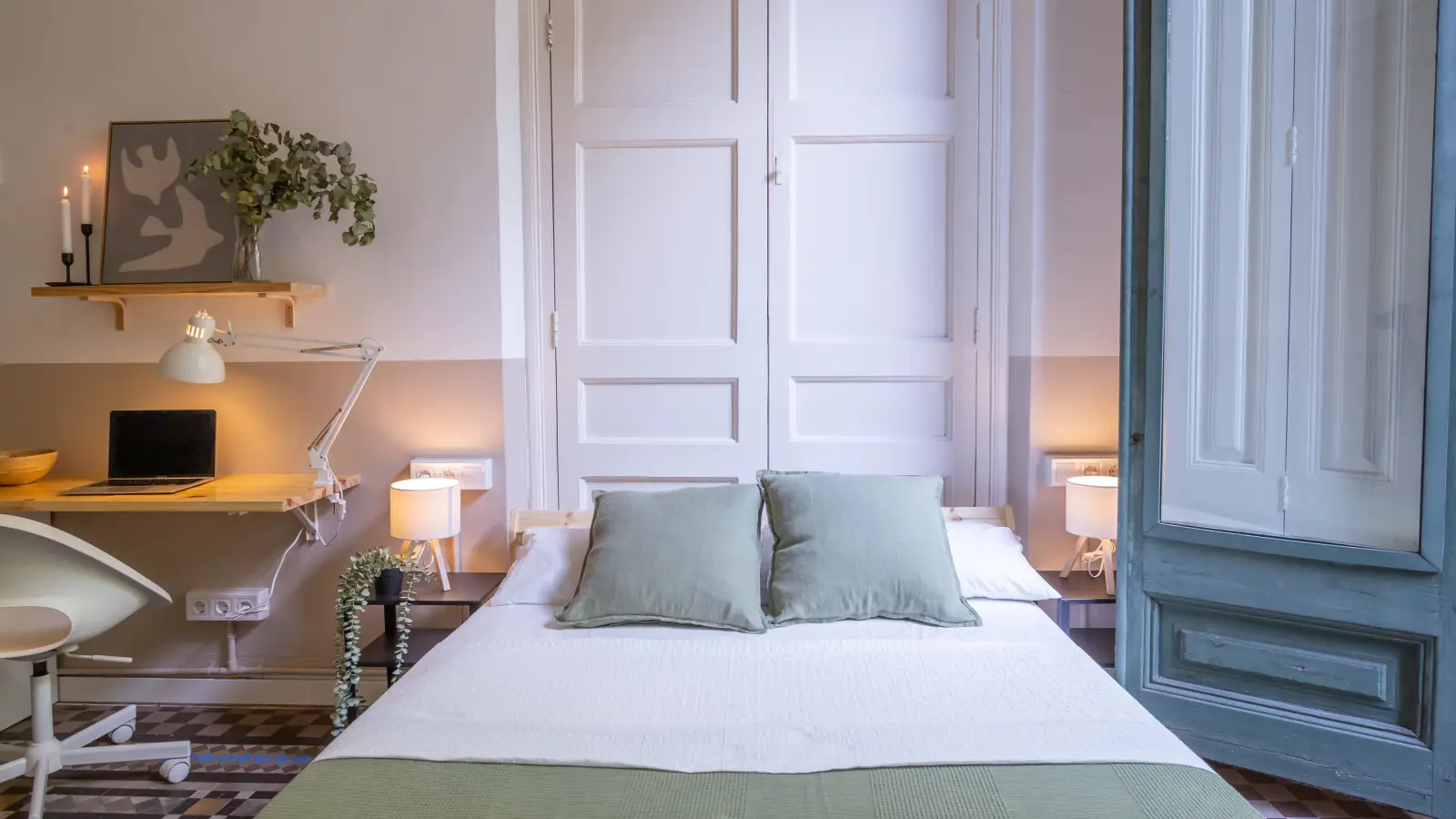 Furnished room in a 8-person shared flat in Eixample · 2
