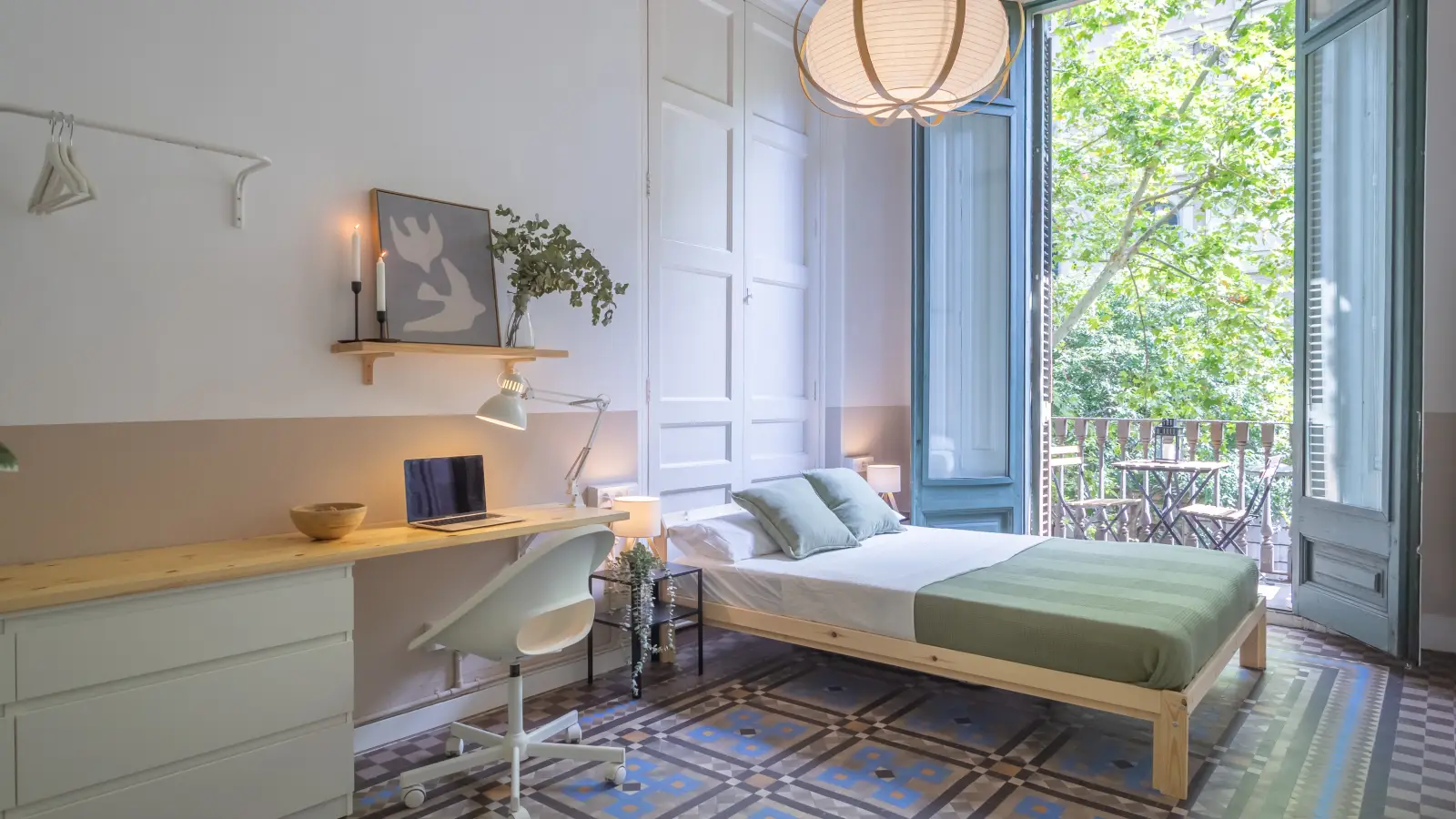 Furnished room in a 8-person shared flat in Eixample · 3