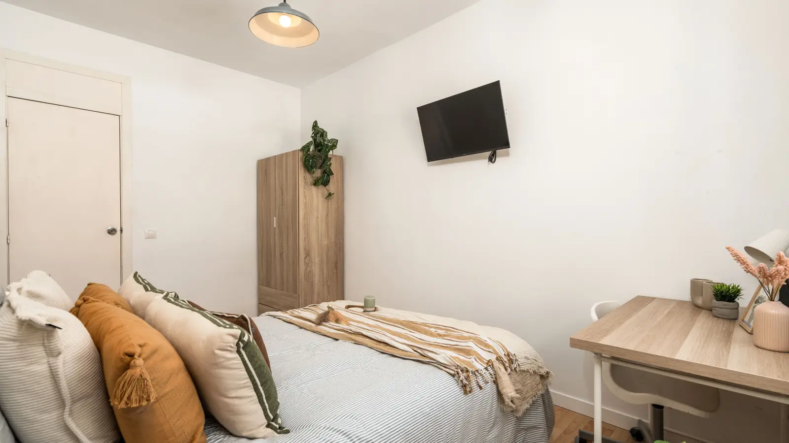 Furnished room in a shared flat in Sants-Montjuïc · 4