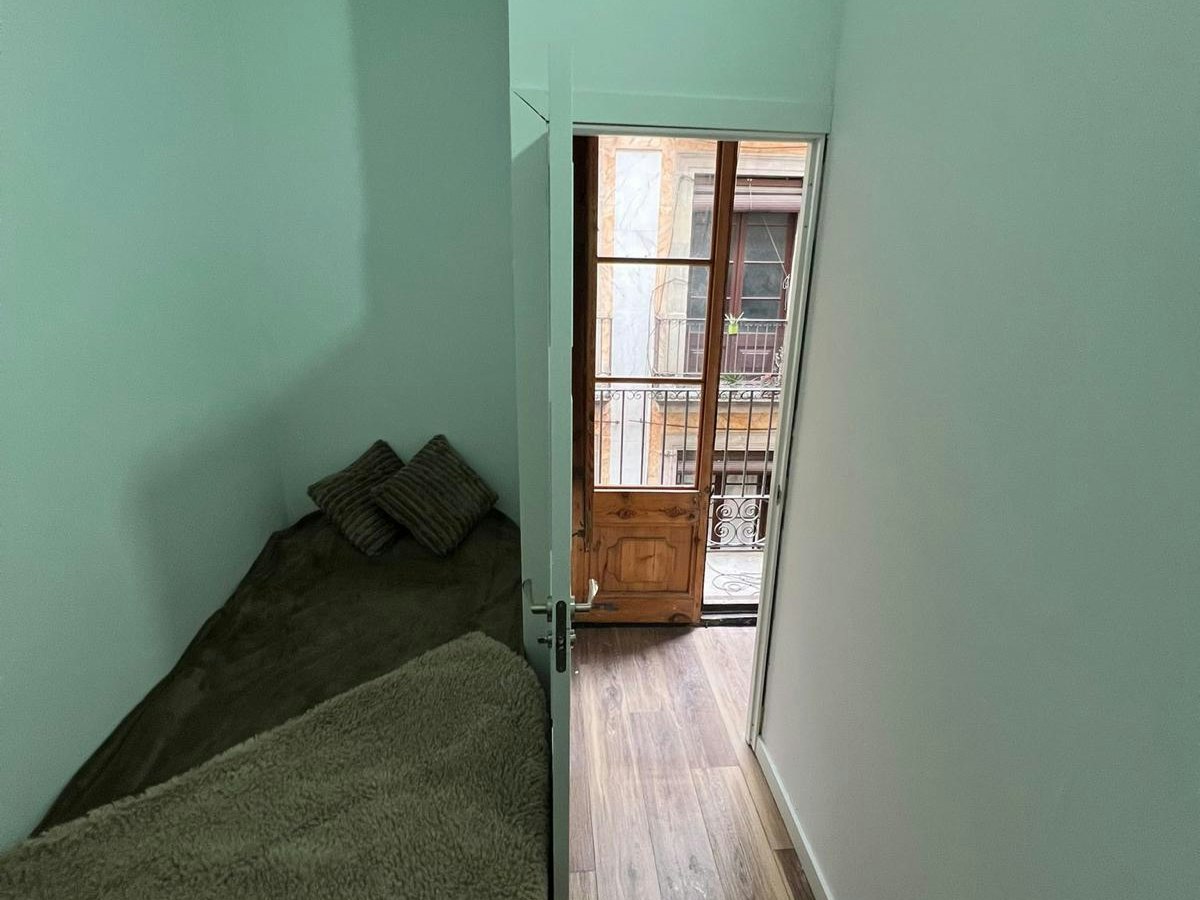 Habitación amueblada en piso compartido de 6 personas en Ciutat Vella · 2