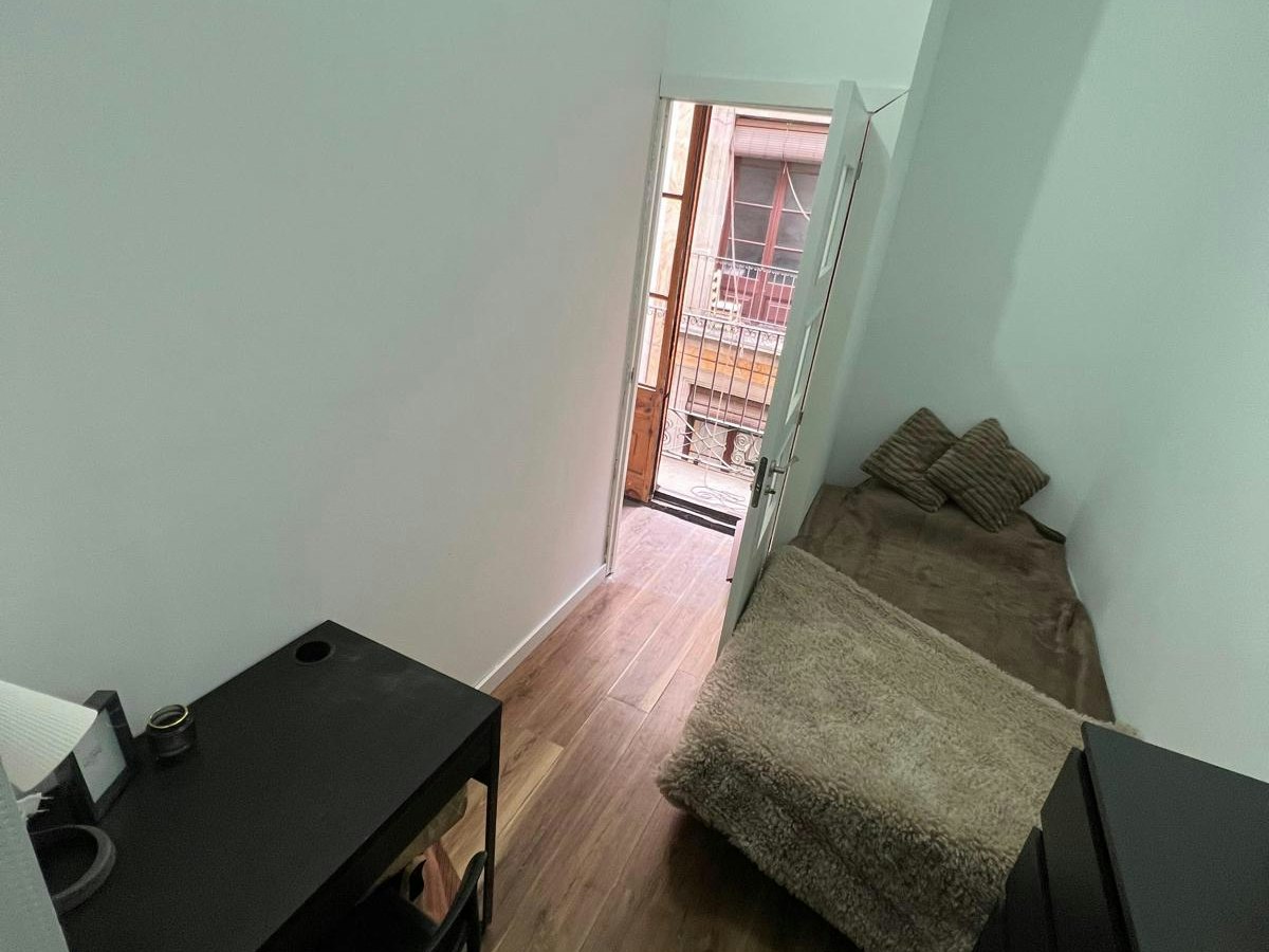 Habitación amueblada en piso compartido de 6 personas en Ciutat Vella · 3