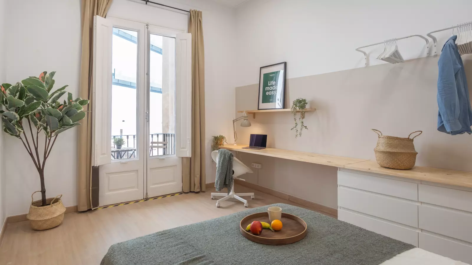 Furnished room in a shared flat in Eixample · 2