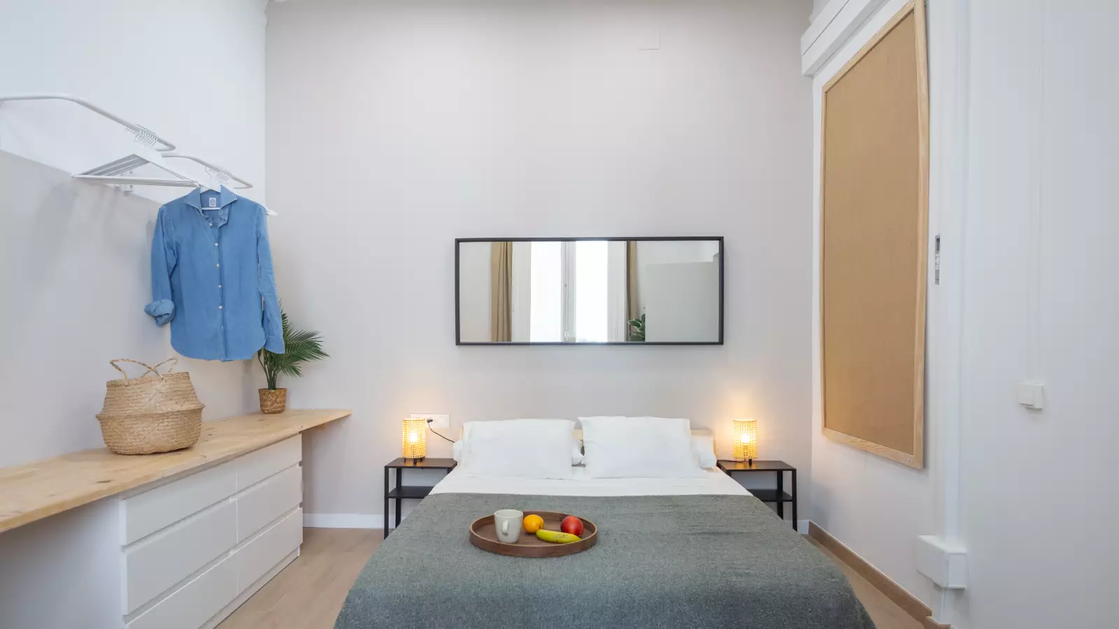 Furnished room in a shared flat in Eixample · 4