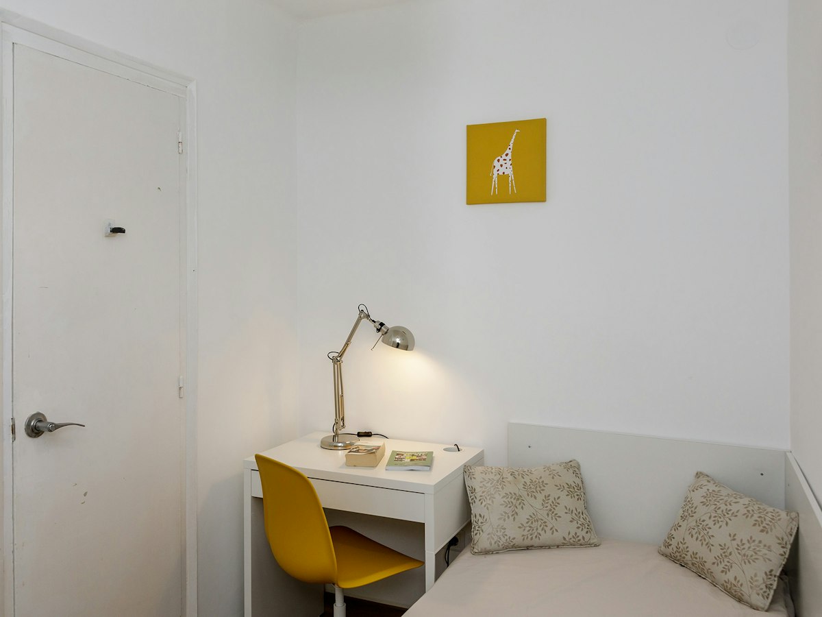 Furnished room in a 4-person shared flat in L'Hospitalet · 3