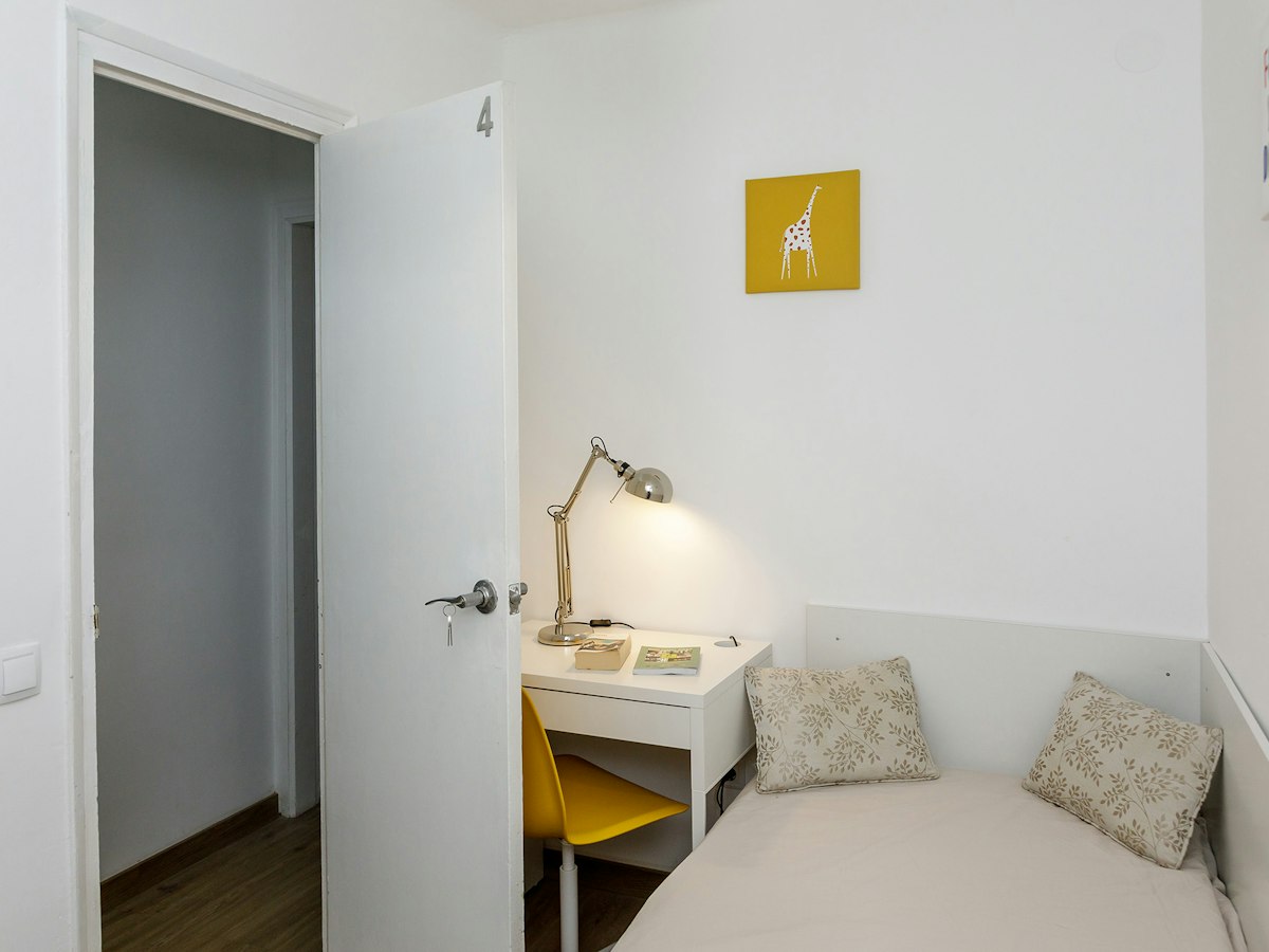Furnished room in a 4-person shared flat in L'Hospitalet · 4