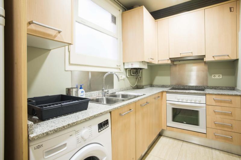 Habitación amueblada en piso compartido de 8 personas en Sarrià–Sant Gervasi · 3