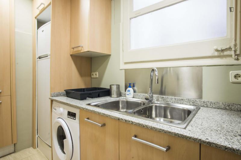Habitación amueblada en piso compartido de 8 personas en Sarrià–Sant Gervasi · 4