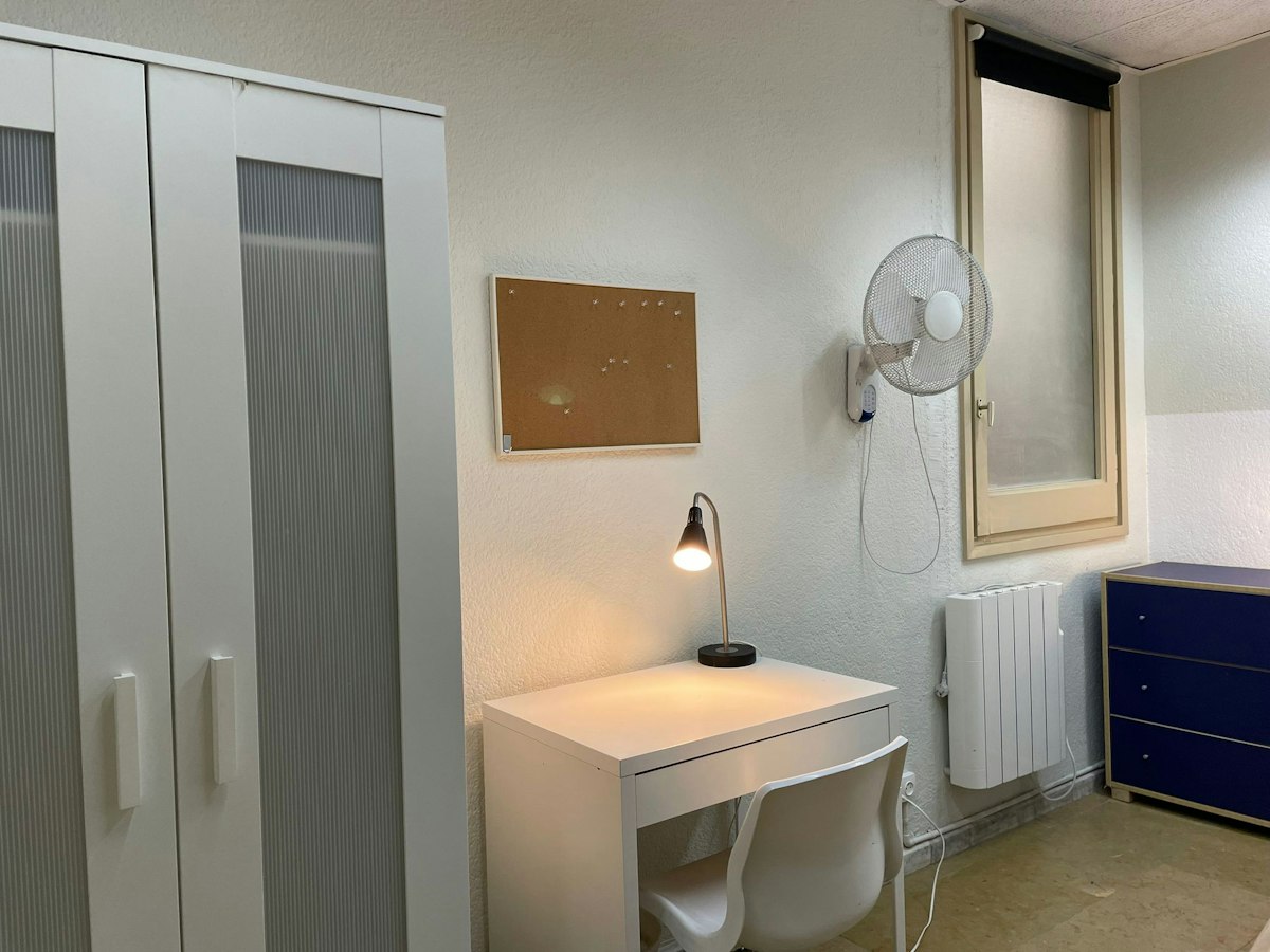 Habitación amueblada en piso compartido de 10 personas en Eixample · 2