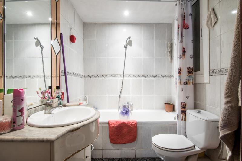 Furnished room in a 4-person shared flat in Sants-Montjuïc · 3