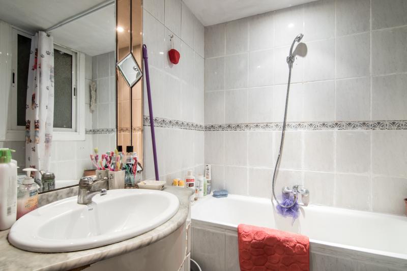 Furnished room in a 4-person shared flat in Sants-Montjuïc · 4