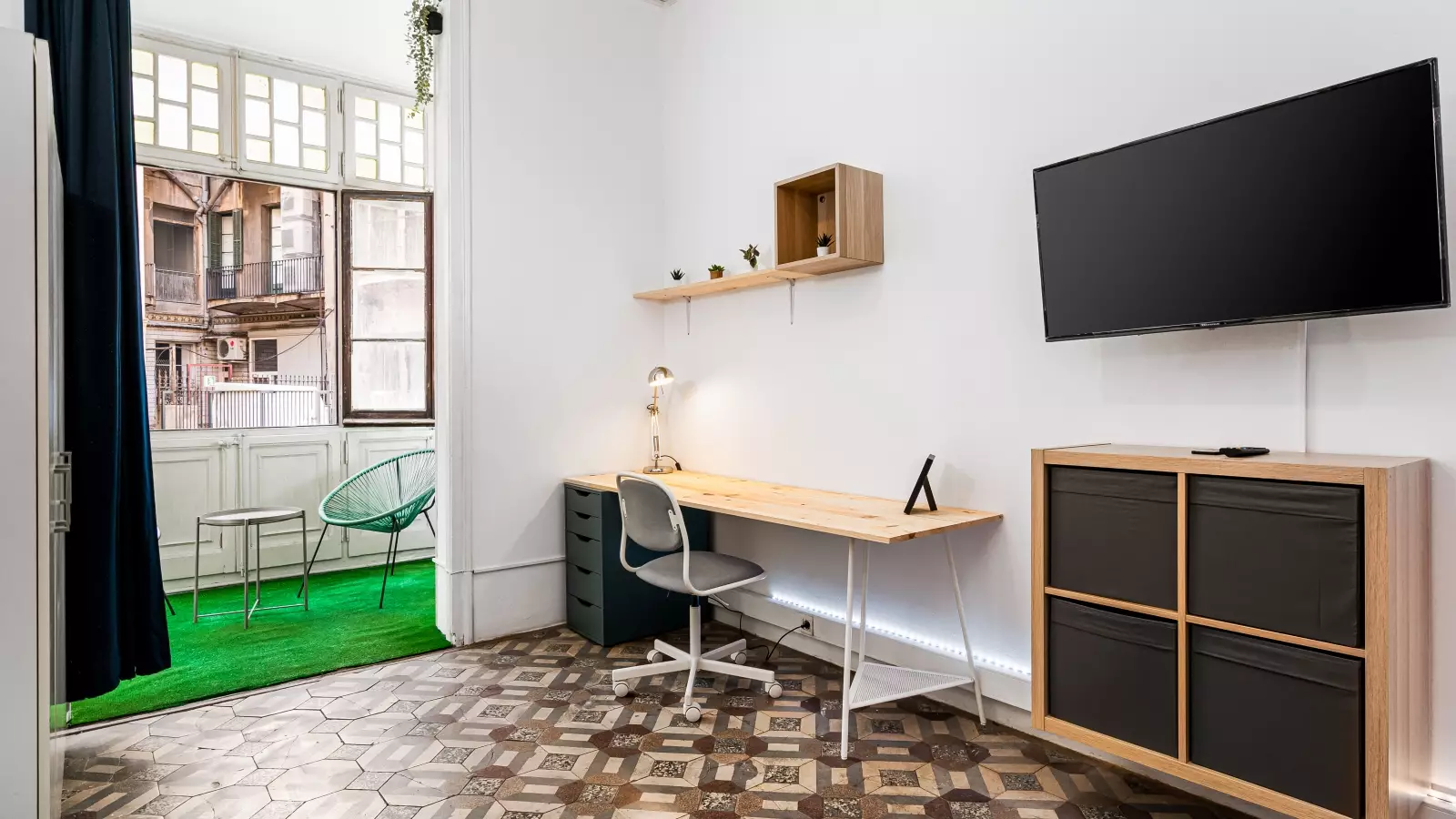 Furnished room in a 8-person shared flat in Ciutat Vella · 2
